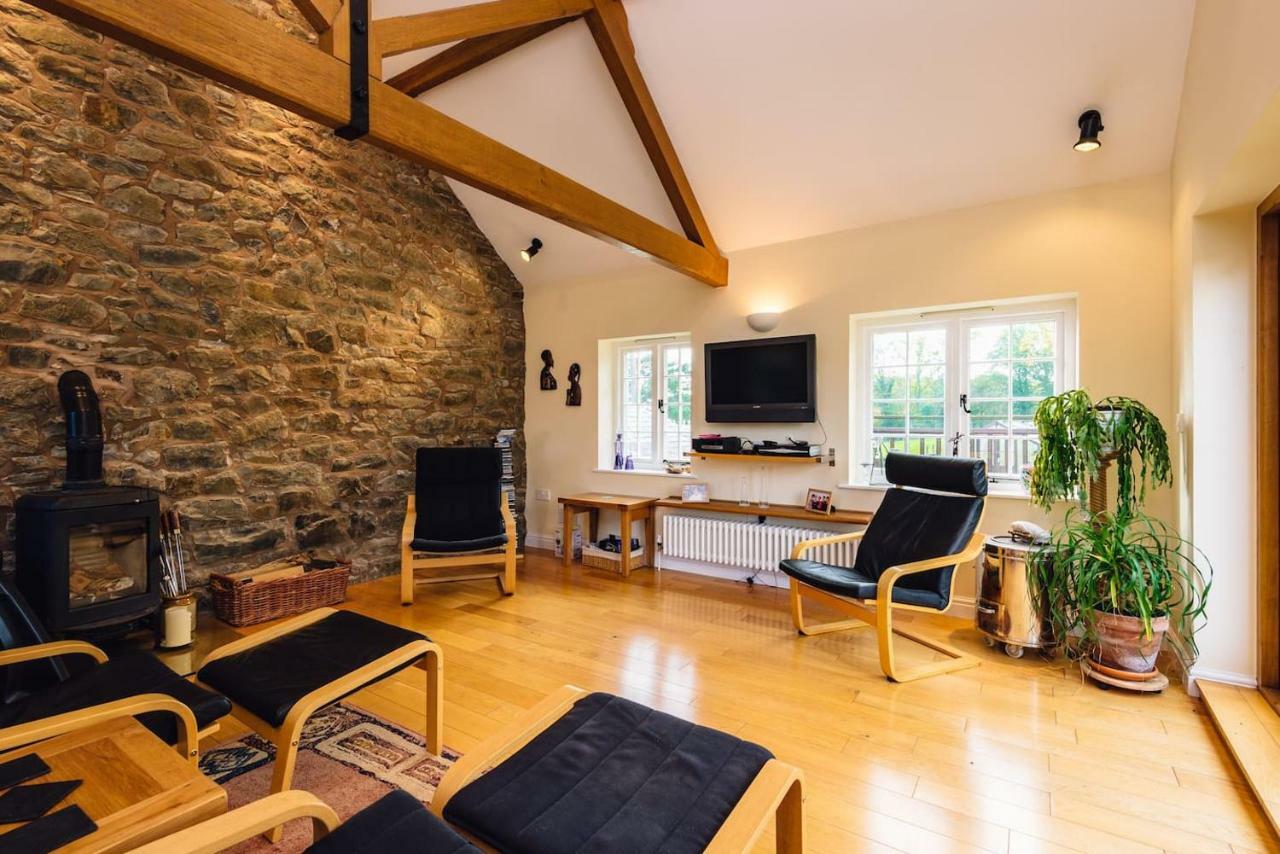 Mid-Wales Farmhouse, Swimming Pool, Tranquil Countryside Views, Sleeps 14 Meifod Zewnętrze zdjęcie
